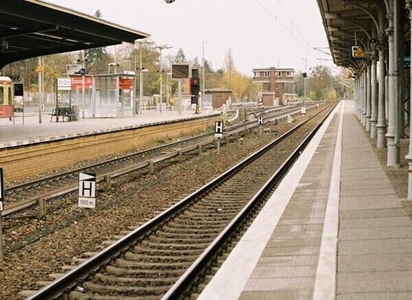 free-photo-of-empty-railway-station-platform-during-daytime