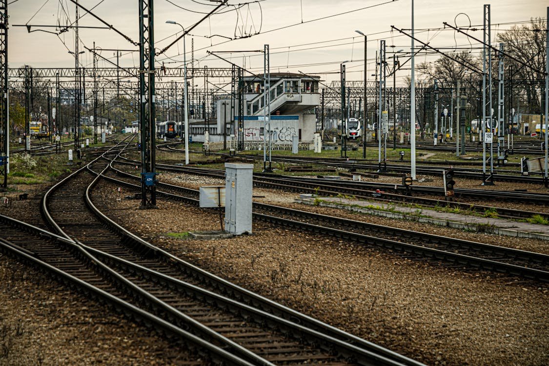 free-photo-of-railway-junction-with-multiple-tracks-and-signals