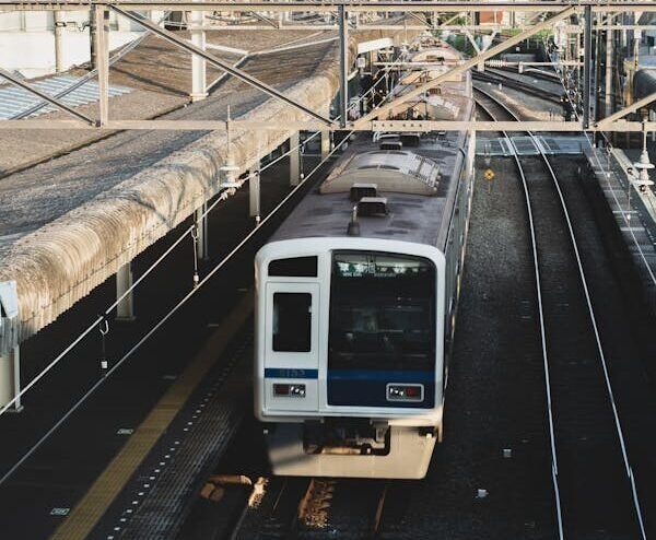 free-photo-of-train-at-railway-station-in-city